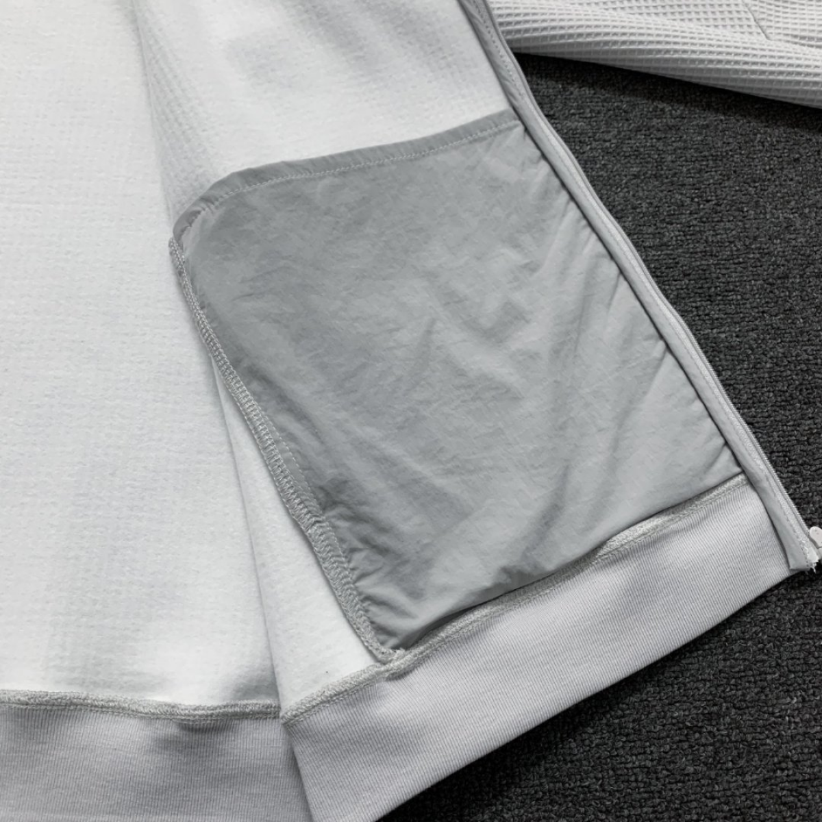 GRID ZIP HOODIE 9